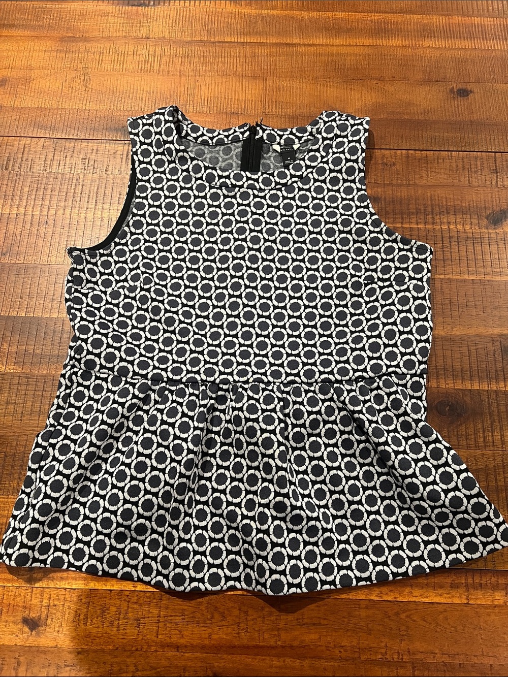 Ann Taylor Sleeveless Peplum Top in Black, Grey, & White Circle Print